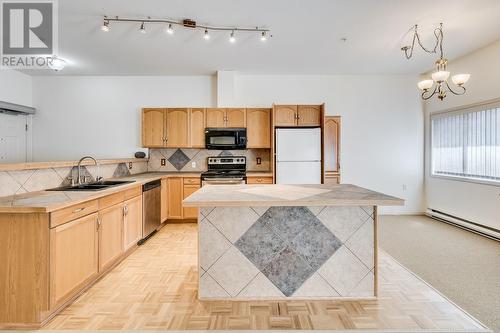 920 Saskatoon Road Unit# 118, Kelowna, BC - Indoor Photo Showing Kitchen With Double Sink