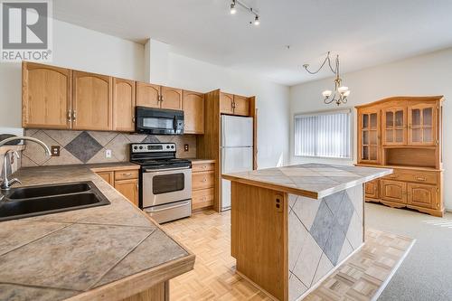 920 Saskatoon Road Unit# 118, Kelowna, BC - Indoor Photo Showing Kitchen With Double Sink