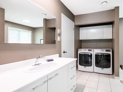 Ensuite bathroom - 95 Rue Perras, La Prairie, QC - Indoor Photo Showing Laundry Room