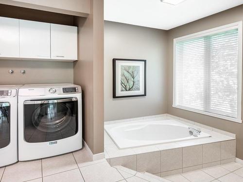 Salle de bains attenante Ã  la CCP - 95 Rue Perras, La Prairie, QC - Indoor Photo Showing Laundry Room