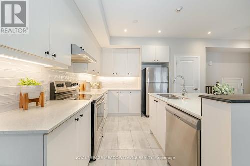 31 - 81 Armdale Road, Mississauga, ON - Indoor Photo Showing Kitchen With Stainless Steel Kitchen With Double Sink With Upgraded Kitchen