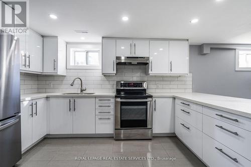 4 Mallard Crescent, Brampton, ON - Indoor Photo Showing Kitchen With Upgraded Kitchen