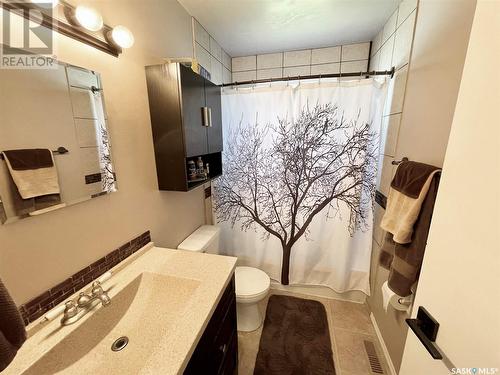 1150 15Th Avenue Sw, Moose Jaw, SK - Indoor Photo Showing Bathroom