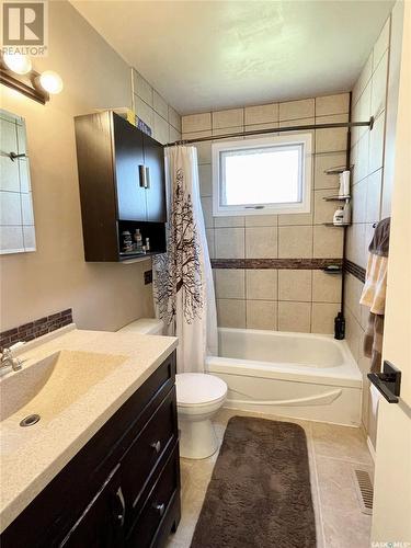 1150 15Th Avenue Sw, Moose Jaw, SK - Indoor Photo Showing Bathroom