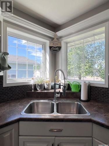 511 Palliser Drive, Swift Current, SK - Indoor Photo Showing Kitchen With Double Sink
