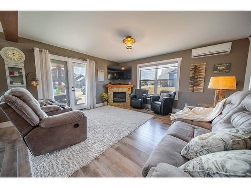 1617 Koocanusa Lake Drive, Lake Koocanusa, BC - Indoor Photo Showing Living Room With Fireplace