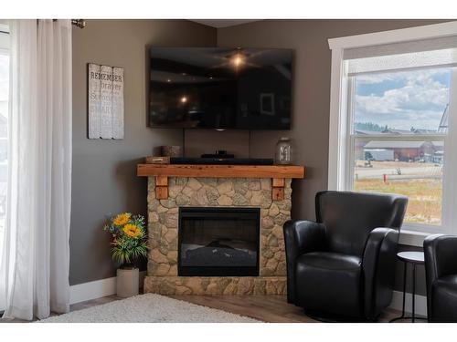 1617 Koocanusa Lake Drive, Lake Koocanusa, BC - Indoor Photo Showing Living Room With Fireplace