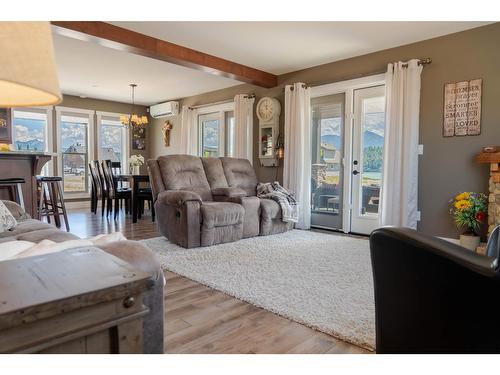 1617 Koocanusa Lake Drive, Lake Koocanusa, BC - Indoor Photo Showing Living Room