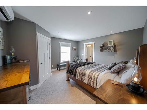 1617 Koocanusa Lake Drive, Lake Koocanusa, BC - Indoor Photo Showing Bedroom