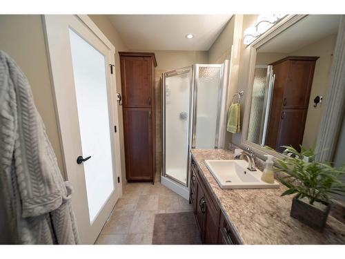 1617 Koocanusa Lake Drive, Lake Koocanusa, BC - Indoor Photo Showing Bathroom