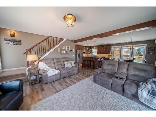 1617 Koocanusa Lake Drive, Lake Koocanusa, BC - Indoor Photo Showing Living Room