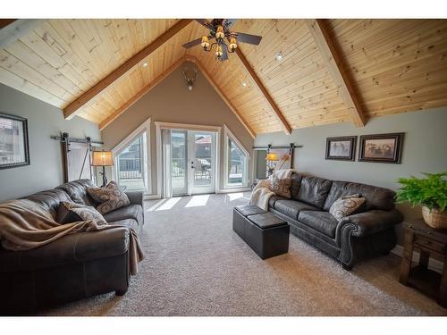 1617 Koocanusa Lake Drive, Lake Koocanusa, BC - Indoor Photo Showing Living Room