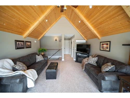 1617 Koocanusa Lake Drive, Lake Koocanusa, BC - Indoor Photo Showing Living Room