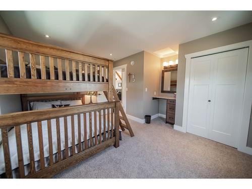 1617 Koocanusa Lake Drive, Lake Koocanusa, BC - Indoor Photo Showing Bedroom