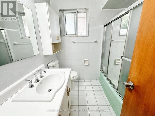 18 Vimy Avenue, Toronto, ON - Indoor Photo Showing Bathroom