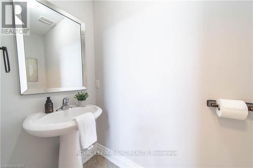 8871 Mcgarry Drive, Niagara Falls, ON - Indoor Photo Showing Bathroom