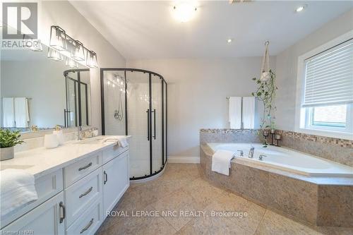 8871 Mcgarry Drive, Niagara Falls, ON - Indoor Photo Showing Bathroom