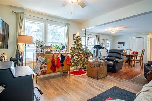 3755 Glover Avenue, Armstrong, BC - Indoor Photo Showing Living Room