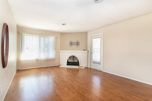 335-1665 Ufton Court, Kelowna, BC - Indoor Photo Showing Living Room With Fireplace