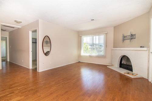 335-1665 Ufton Court, Kelowna, BC - Indoor With Fireplace