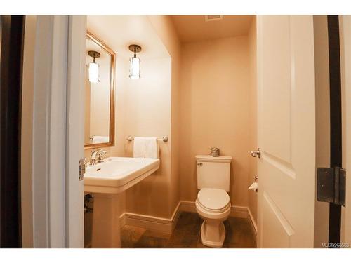 322-324B&C-1376 Lynburne Pl, Langford, BC - Indoor Photo Showing Bathroom