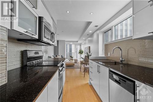 40 Nepean Street Unit#1401, Ottawa, ON - Indoor Photo Showing Kitchen With Upgraded Kitchen