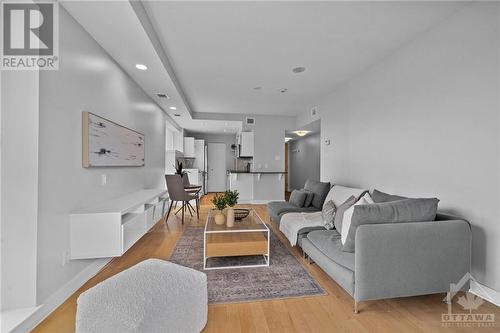 40 Nepean Street Unit#1401, Ottawa, ON - Indoor Photo Showing Living Room