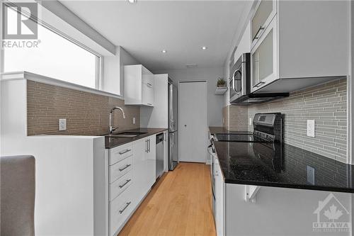 40 Nepean Street Unit#1401, Ottawa, ON - Indoor Photo Showing Kitchen With Upgraded Kitchen