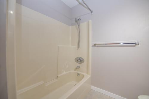 201-2806 35Th Street, Vernon, BC - Indoor Photo Showing Bathroom