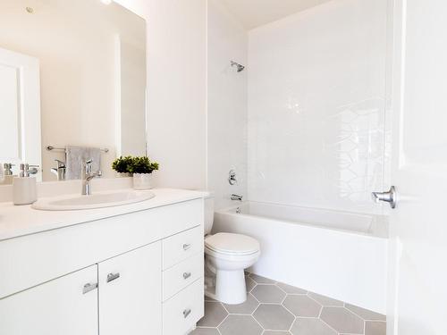 114-8960 Dallas Drive, Kamloops, BC - Indoor Photo Showing Bathroom