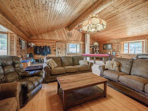 2141 Schamps Road, Kamloops, BC - Indoor Photo Showing Living Room