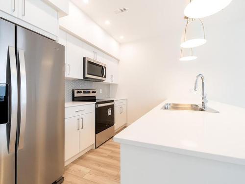 116-8960 Dallas Drive, Kamloops, BC - Indoor Photo Showing Kitchen With Double Sink