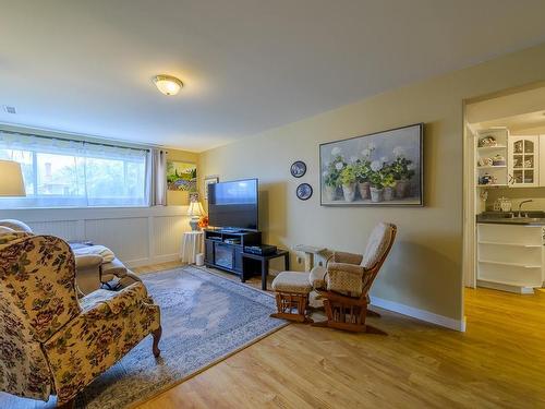 232 Cypress Ave, Kamloops, BC - Indoor Photo Showing Living Room