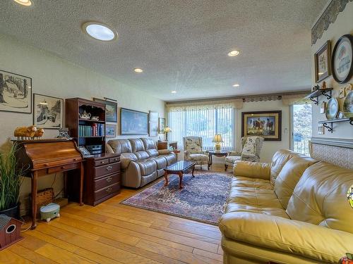 232 Cypress Ave, Kamloops, BC - Indoor Photo Showing Living Room