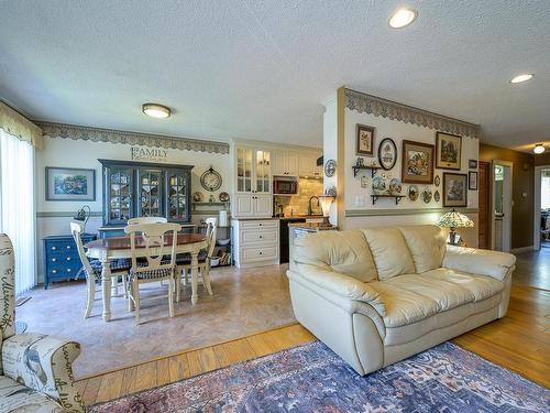 232 Cypress Ave, Kamloops, BC - Indoor Photo Showing Living Room