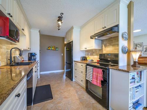 232 Cypress Ave, Kamloops, BC - Indoor Photo Showing Kitchen