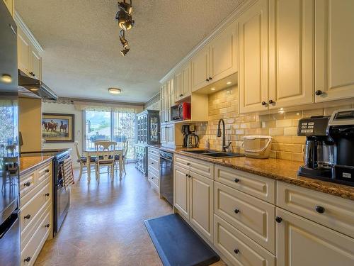 232 Cypress Ave, Kamloops, BC - Indoor Photo Showing Kitchen