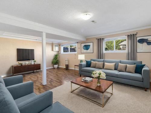 1326 Ottawa Place, Kamloops, BC - Indoor Photo Showing Living Room