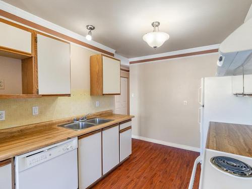 1326 Ottawa Place, Kamloops, BC - Indoor Photo Showing Kitchen With Double Sink