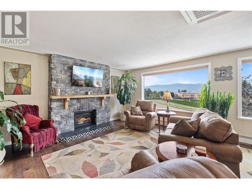 855 Rumney Road, West Kelowna, BC - Indoor Photo Showing Living Room With Fireplace