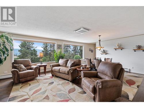 855 Rumney Road, West Kelowna, BC - Indoor Photo Showing Living Room