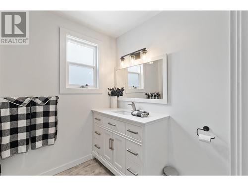 855 Rumney Road, West Kelowna, BC - Indoor Photo Showing Bathroom