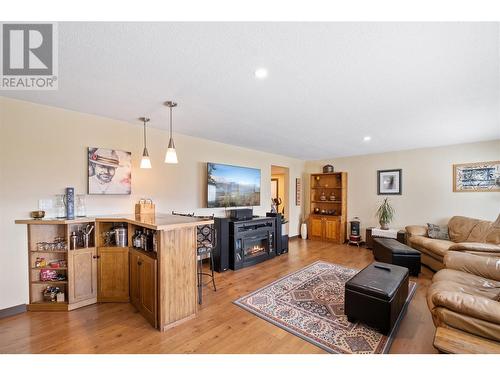 855 Rumney Road, West Kelowna, BC - Indoor Photo Showing Living Room