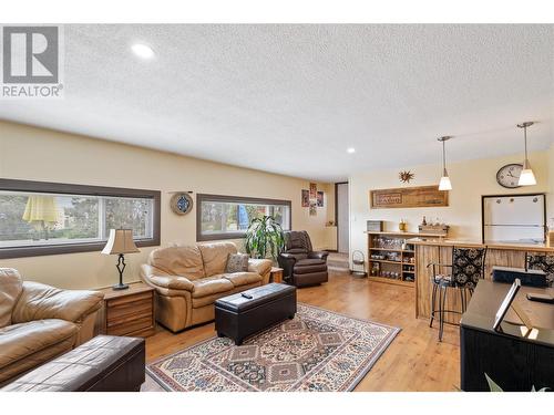 855 Rumney Road, West Kelowna, BC - Indoor Photo Showing Living Room