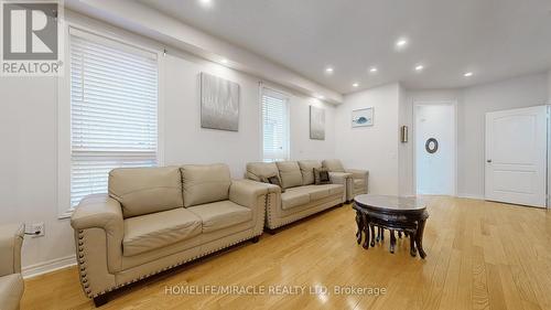 870 Khan Crescent, Mississauga, ON - Indoor Photo Showing Living Room