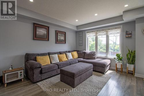 144 Crafter Crescent, Hamilton, ON - Indoor Photo Showing Living Room