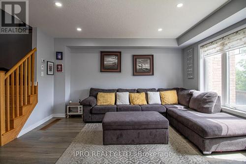 144 Crafter Crescent, Hamilton, ON - Indoor Photo Showing Living Room