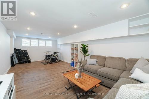 76 Vista Drive, Mississauga, ON - Indoor Photo Showing Living Room