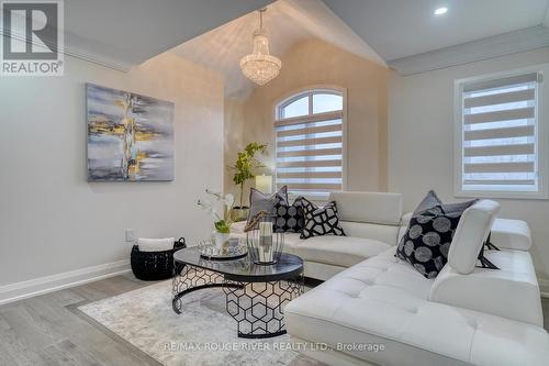 104 Northview Avenue, Whitby (Blue Grass Meadows), ON - Indoor Photo Showing Living Room