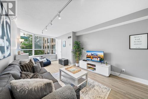 419 - 711 Bay Street, Toronto, ON - Indoor Photo Showing Living Room